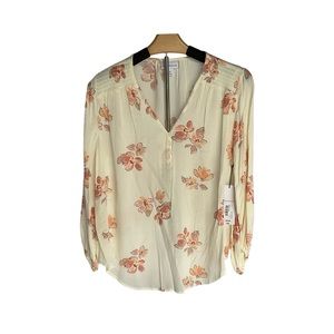 Liz Claiborne women’s size medium color, crema floral, long sleeve‎ lightweight